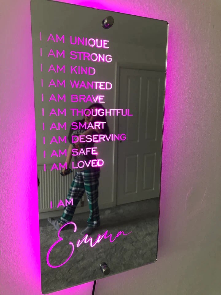 Personalisierter LED-Spiegel mit Namen – Acryl Wandspiegel mit Beleuchtung, 40×20 cm oder 50×25 cm