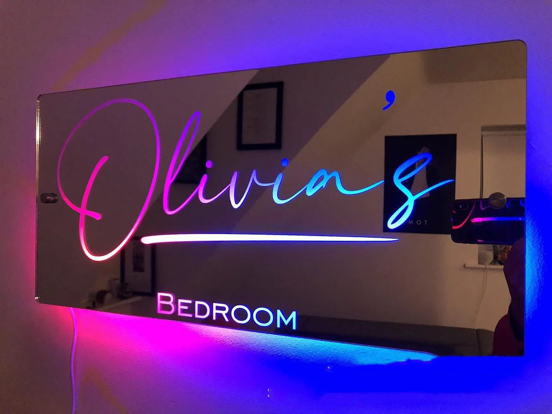 Personalisierter LED-Spiegel mit Namen – Acryl Wandspiegel mit Beleuchtung, 40×20 cm oder 50×25 cm