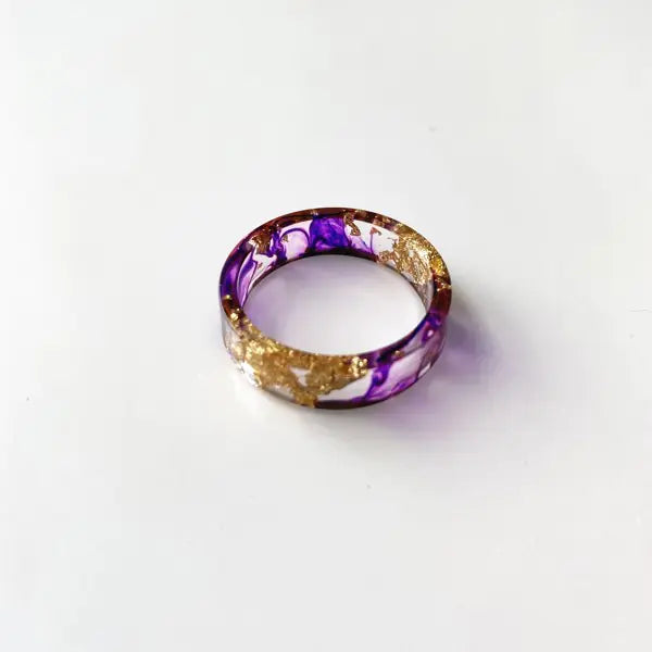Bunter handgefertigter Harzring mit getrockneten Blumen und Goldfolie