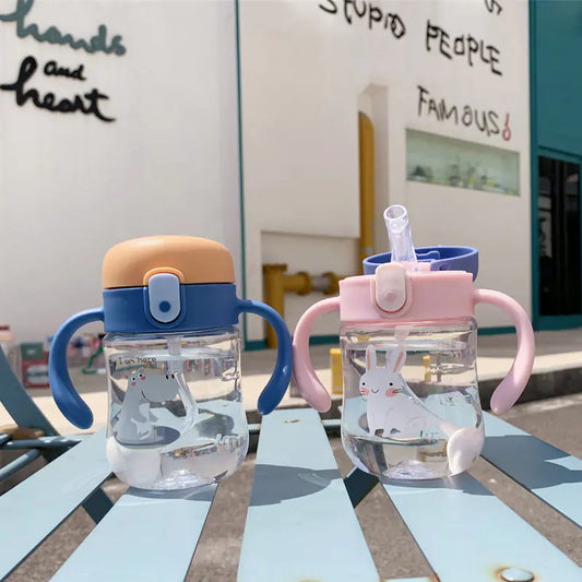 Vaso de aprendizaje con pajita y asas