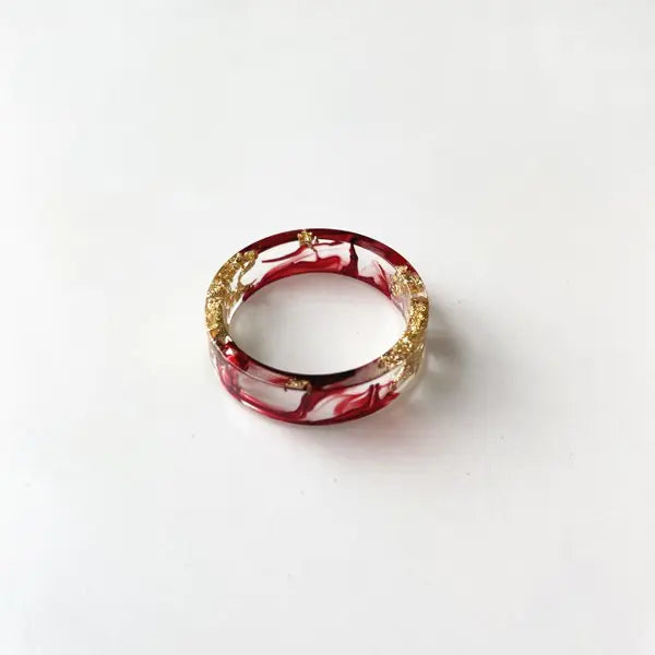 Bunter handgefertigter Harzring mit getrockneten Blumen und Goldfolie