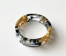 Bunter handgefertigter Harzring mit getrockneten Blumen und Goldfolie