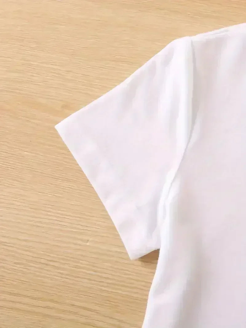 Camiseta de mujer con estampado de plumas, estrellas y lunas – Boho Chic