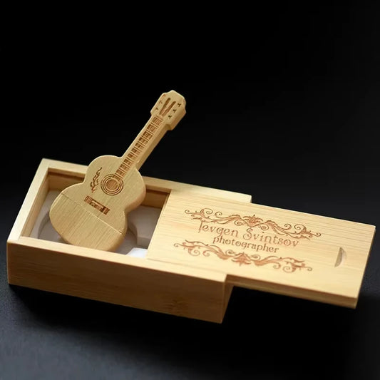 Holz USB-Stick Gitarre mit kostenlosem Logo – 4GB bis 128GB, personalisierter Speicherstick mit Schlüsselanhänger