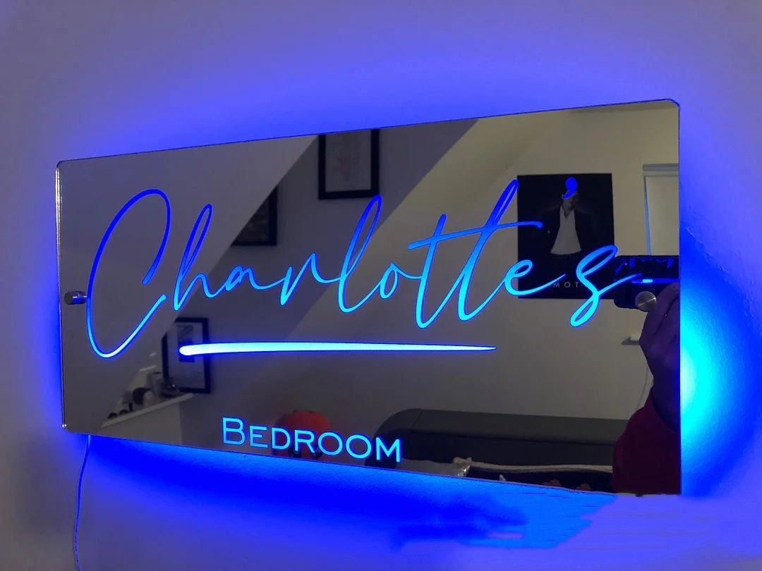 Personalisierter LED-Spiegel mit Namen – Acryl Wandspiegel mit Beleuchtung, 40×20 cm oder 50×25 cm