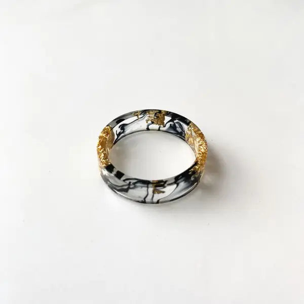 Bunter handgefertigter Harzring mit getrockneten Blumen und Goldfolie
