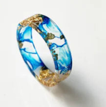 Bunter handgefertigter Harzring mit getrockneten Blumen und Goldfolie