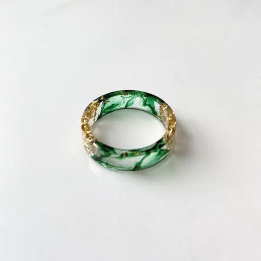 Bunter handgefertigter Harzring mit getrockneten Blumen und Goldfolie