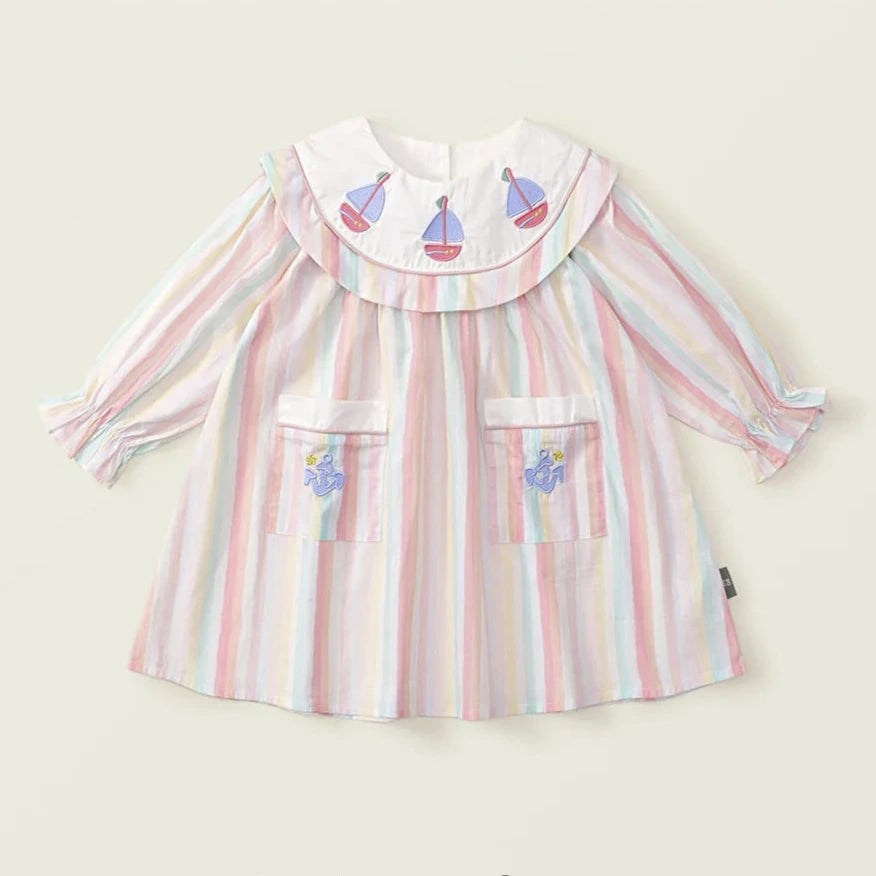 Vestido de niña de rayas coloridas "Sailing Magic" con detalles divertidos.