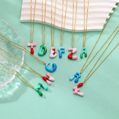 Personalisierte Buchstaben Kette im farbenfrohen Emaille Design