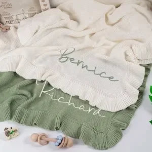 Personalisierte gestrickte Babydecke mit Namen – Baumwolldecke für Neugeborene, bestickter Wunschname, Winter-Babydecke für Mädchen und Jungen