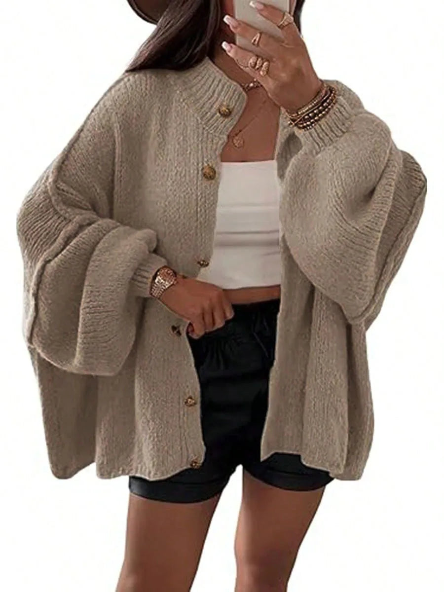 Damen Oversize Strickjacke im Lazy Style – Warmer, grob gestrickter Cardigan mit Knöpfen, locker geschnittener Winter-Pullover