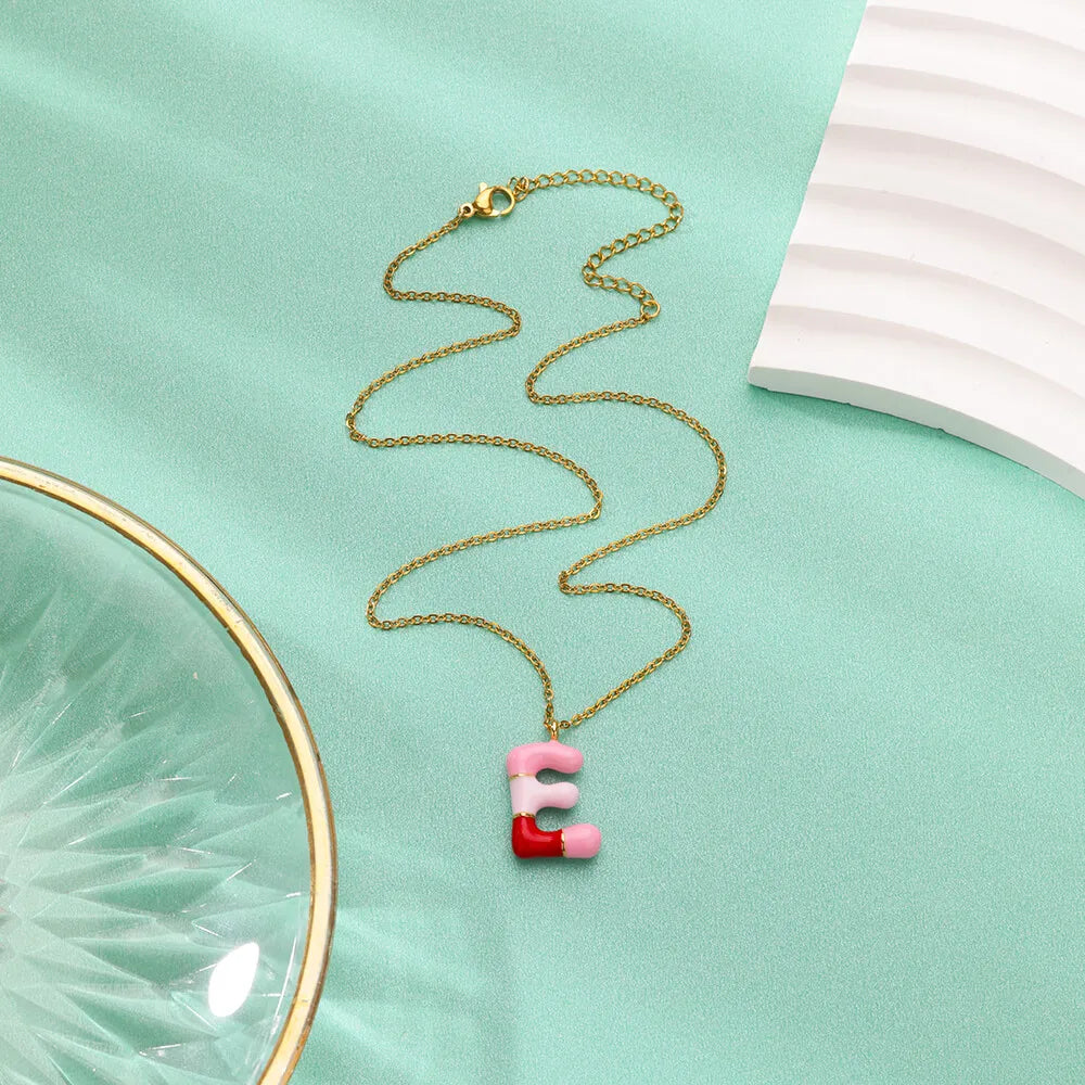 Personalisierte Buchstaben Kette im farbenfrohen Emaille Design