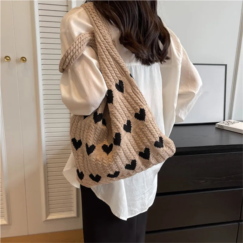 Bolso de punto hecho a mano con forma de corazón para mujer: bolso de hombro de verano, bolso tote de lana y poliéster.