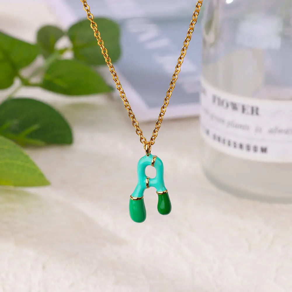 Personalisierte Buchstaben Kette im farbenfrohen Emaille Design