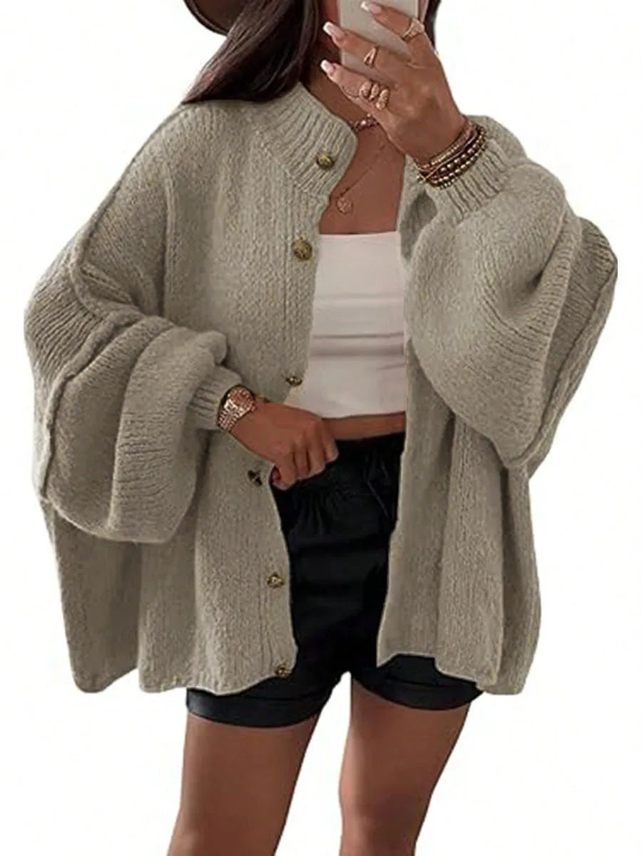Damen Oversize Strickjacke im Lazy Style – Warmer, grob gestrickter Cardigan mit Knöpfen, locker geschnittener Winter-Pullover