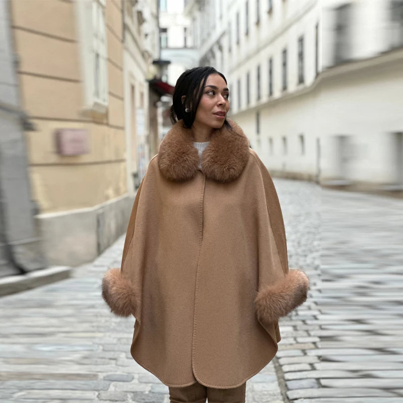 Elegante Wollcape-Jacke mit edlem Kunstfellkragen