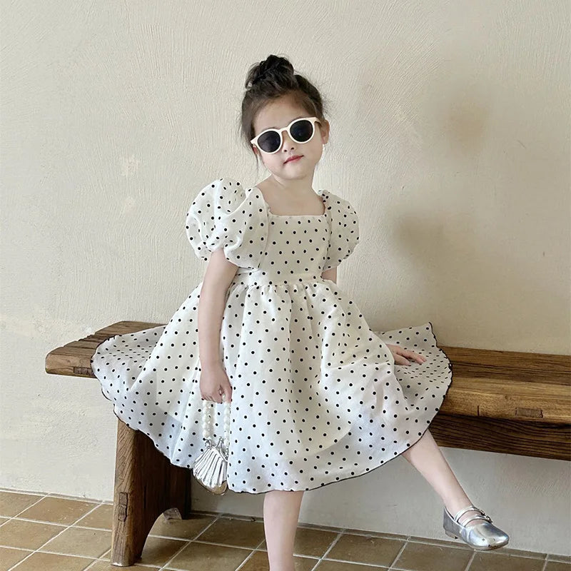 Elegante vestido de lunares con mangas abullonadas para niñas