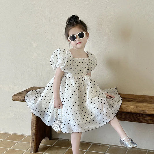 Elegante vestido de lunares con mangas abullonadas para niñas