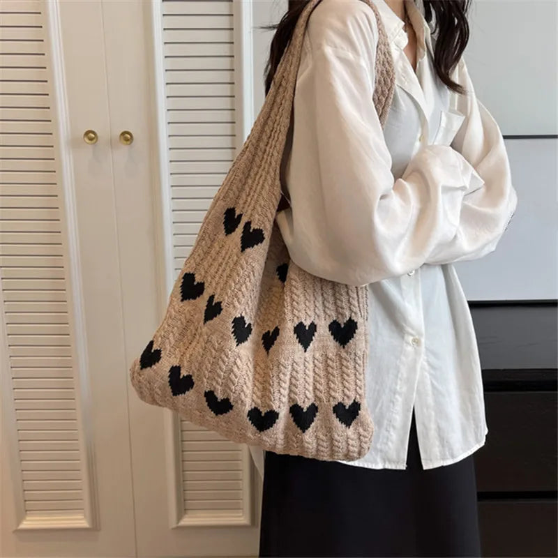 Bolso de punto hecho a mano con forma de corazón para mujer: bolso de hombro de verano, bolso tote de lana y poliéster.