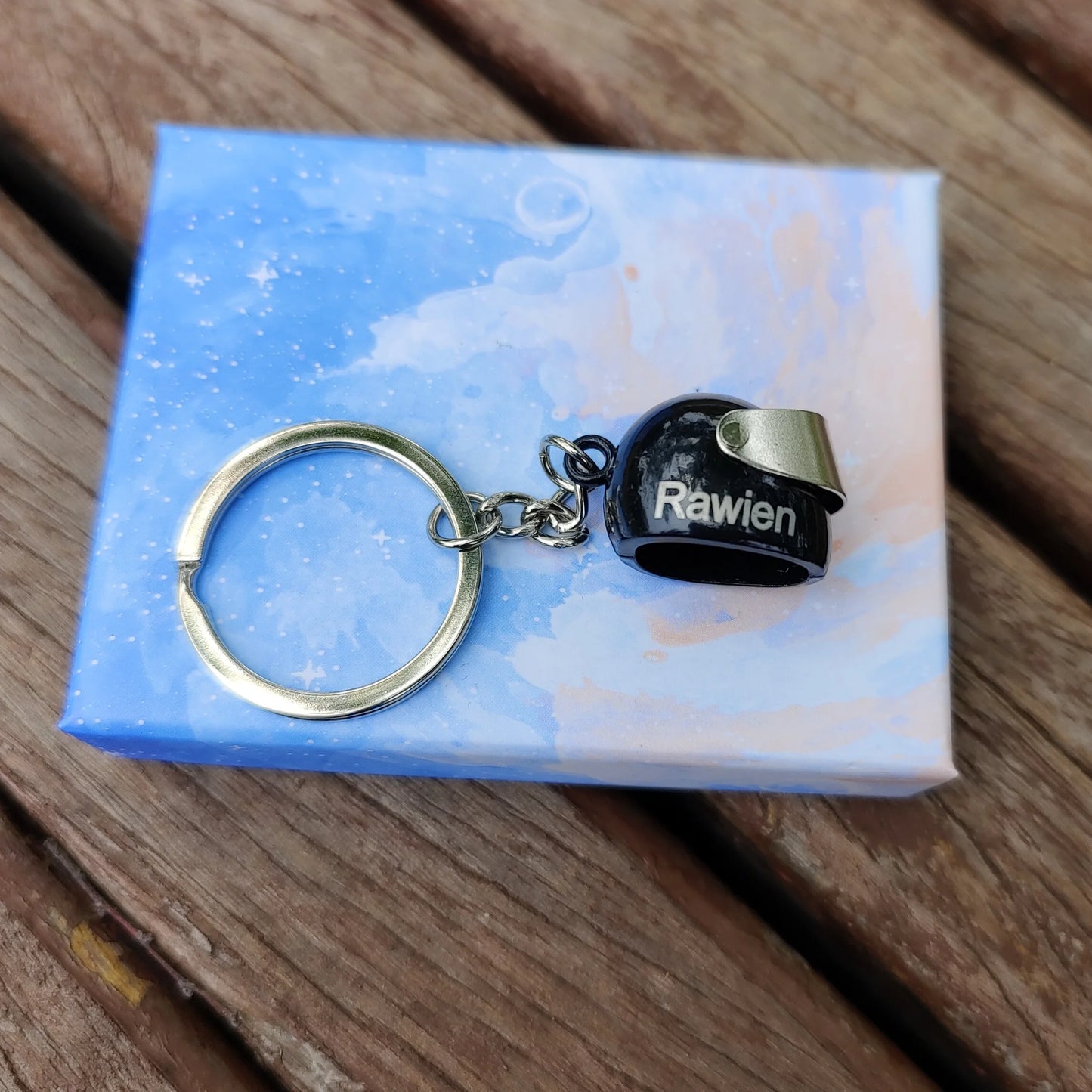 Llavero de casco de moto personalizado con nombre grabado, minicasco de metal moderno con caja de regalo 