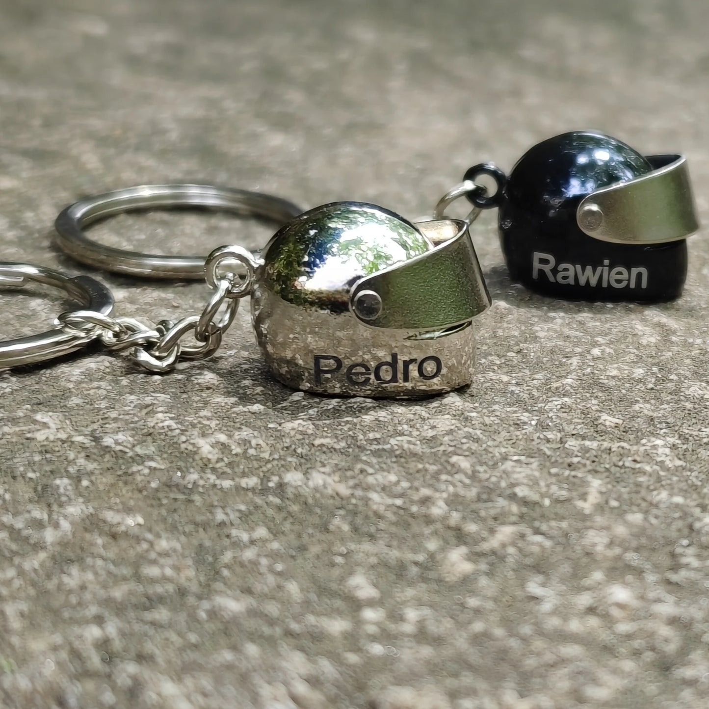 Llavero de casco de moto personalizado con nombre grabado, minicasco de metal moderno con caja de regalo 