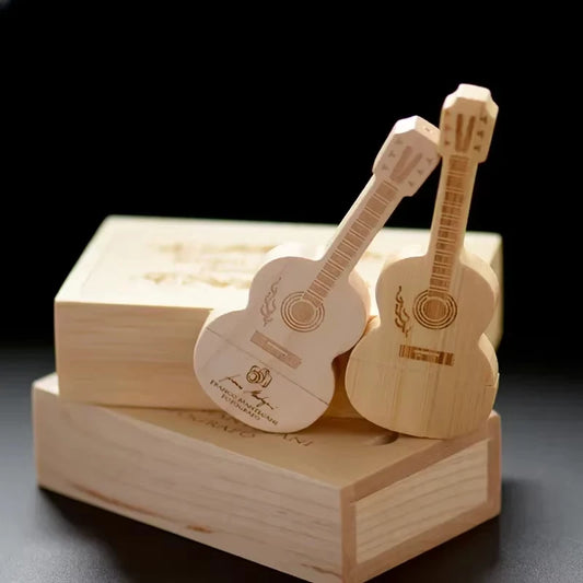 Holz USB-Stick Gitarre mit kostenlosem Logo – 4GB bis 128GB, personalisierter Speicherstick mit Schlüsselanhänger