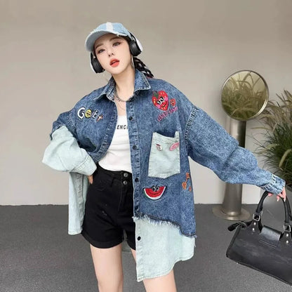 Camisa vaquera oversize: tendencia patchwork de dibujos animados 2025