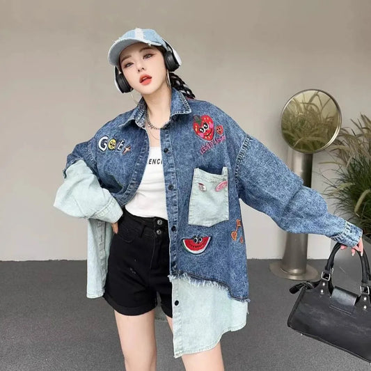 Camisa vaquera oversize: tendencia patchwork de dibujos animados 2025