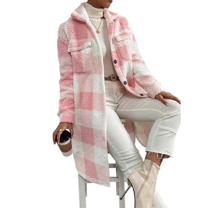Elegante abrigo de peluche a cuadros: cálido y moderno.