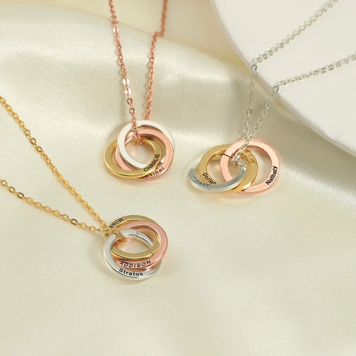 Individuelle Halskette mit ineinander verschlungenen Ringen – Zeichen der Einheit