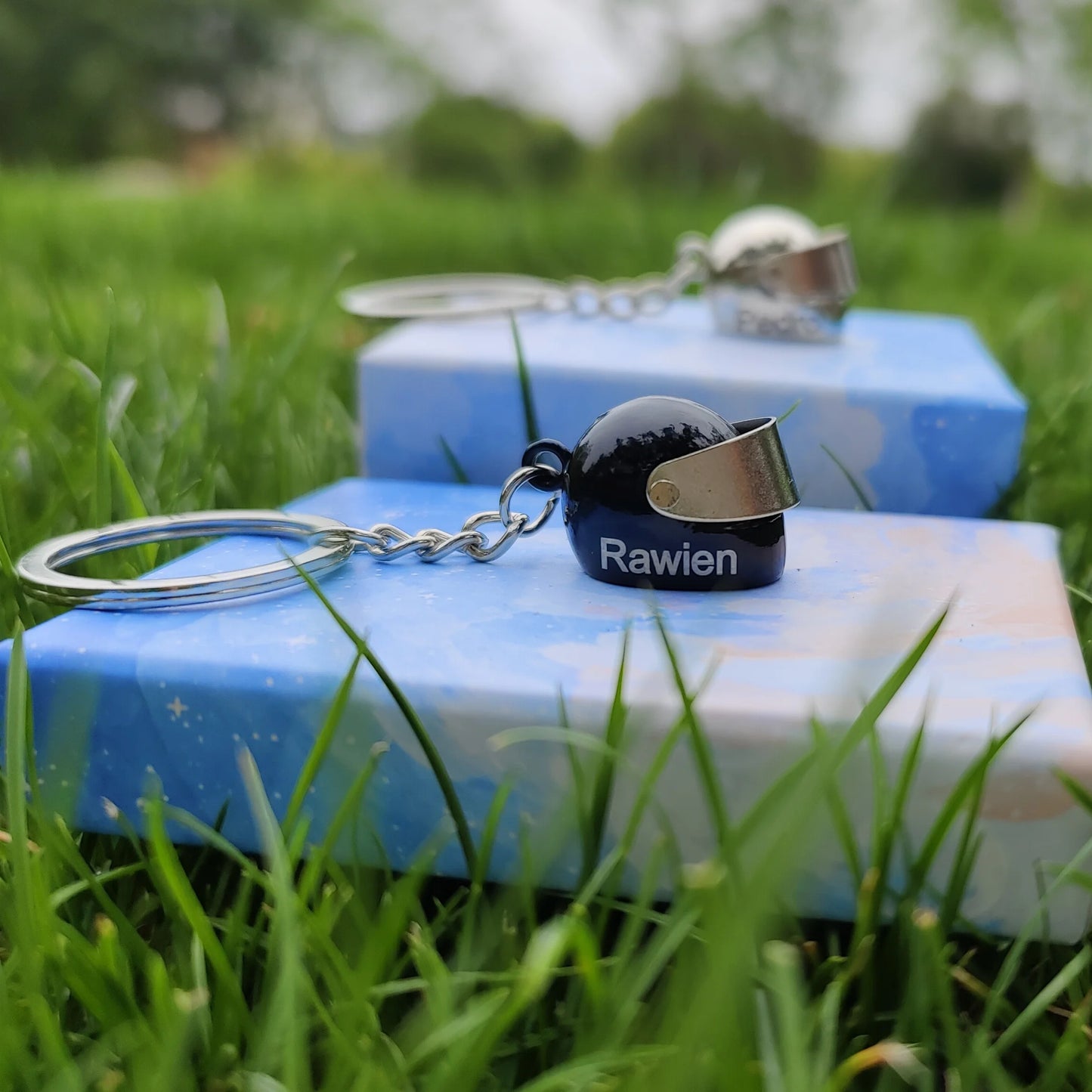 Llavero de casco de moto personalizado con nombre grabado, minicasco de metal moderno con caja de regalo 