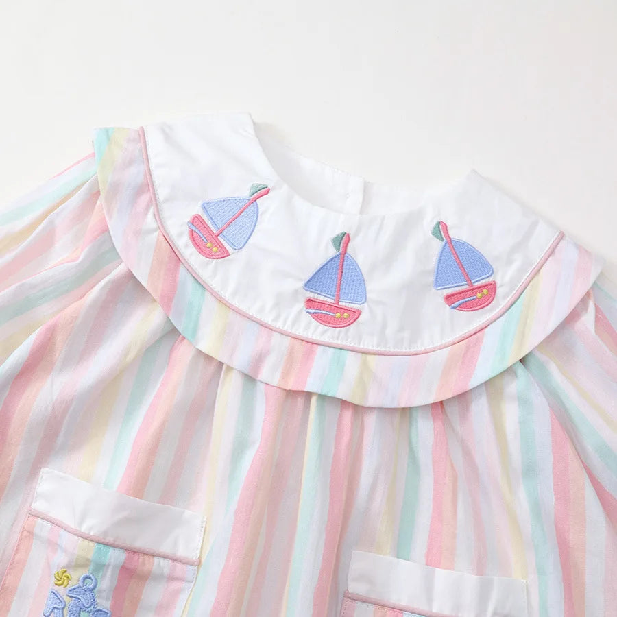 Vestido de niña de rayas coloridas "Sailing Magic" con detalles divertidos.