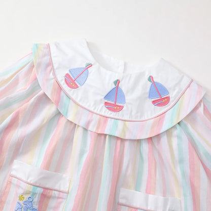 Vestido de niña de rayas coloridas "Sailing Magic" con detalles divertidos.