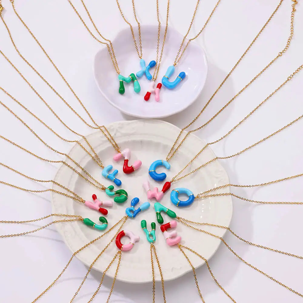 Personalisierte Buchstaben Kette im farbenfrohen Emaille Design