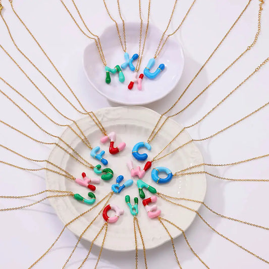 Personalisierte Buchstaben Kette im farbenfrohen Emaille Design
