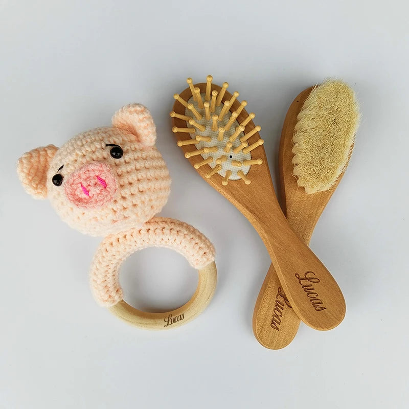 Baby Pflegeset aus Holz mit Namensgravur – Haarbürste aus Naturwolle, Rassel & Beißring – Geschenk zur Geburt und Taufe