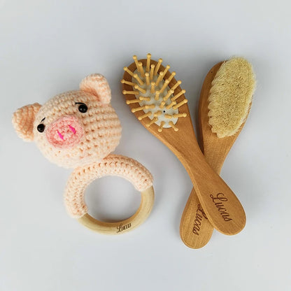 Baby Pflegeset aus Holz mit Namensgravur – Haarbürste aus Naturwolle, Rassel & Beißring – Geschenk zur Geburt und Taufe